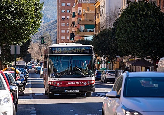 Un autobús transita por la sierra de Granada.