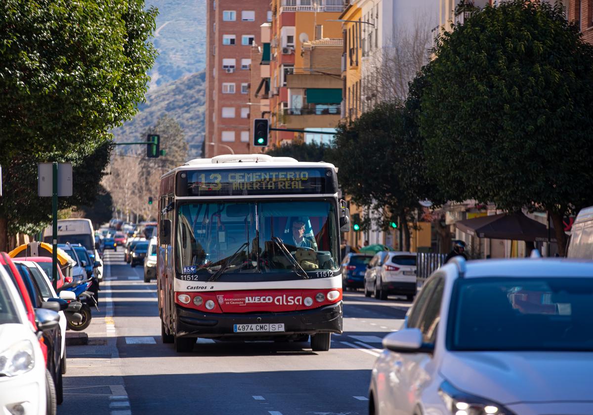 Un autobús transita por la sierra de Granada.