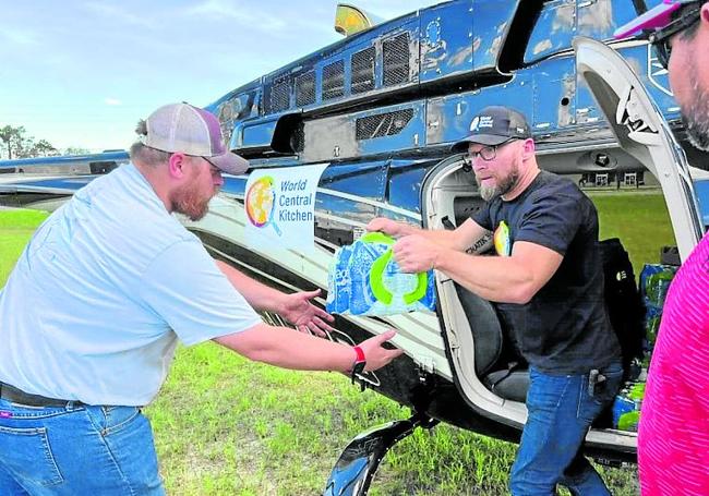 World Central Kitchen reparte comida en las áreas devastadas por el paso de 'helene'.