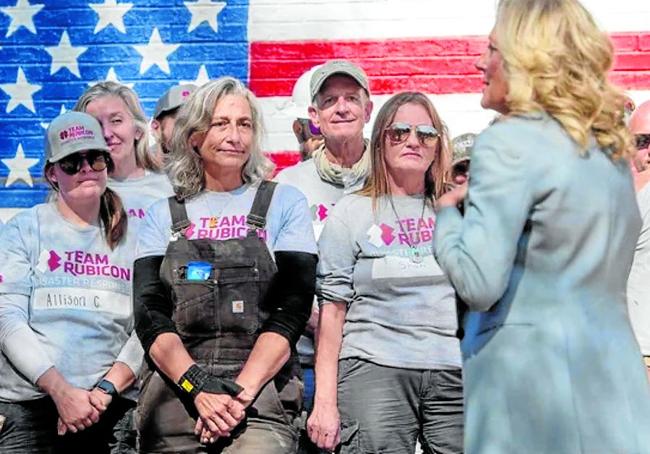 Jill Biden participa en un acto con voluntarios en Carolina del Norte.