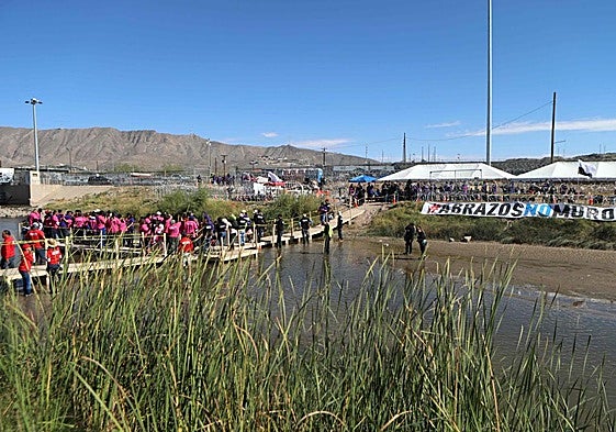 Migrantes participan en el evento 'Abrazos, no muros' en la frontera entre El Paso (Texas) y Ciudad Juárez (México).