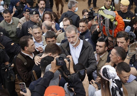 Insultos y lanzamiento de barro a la comitiva de los reyes al llegar al centro de Paiporta