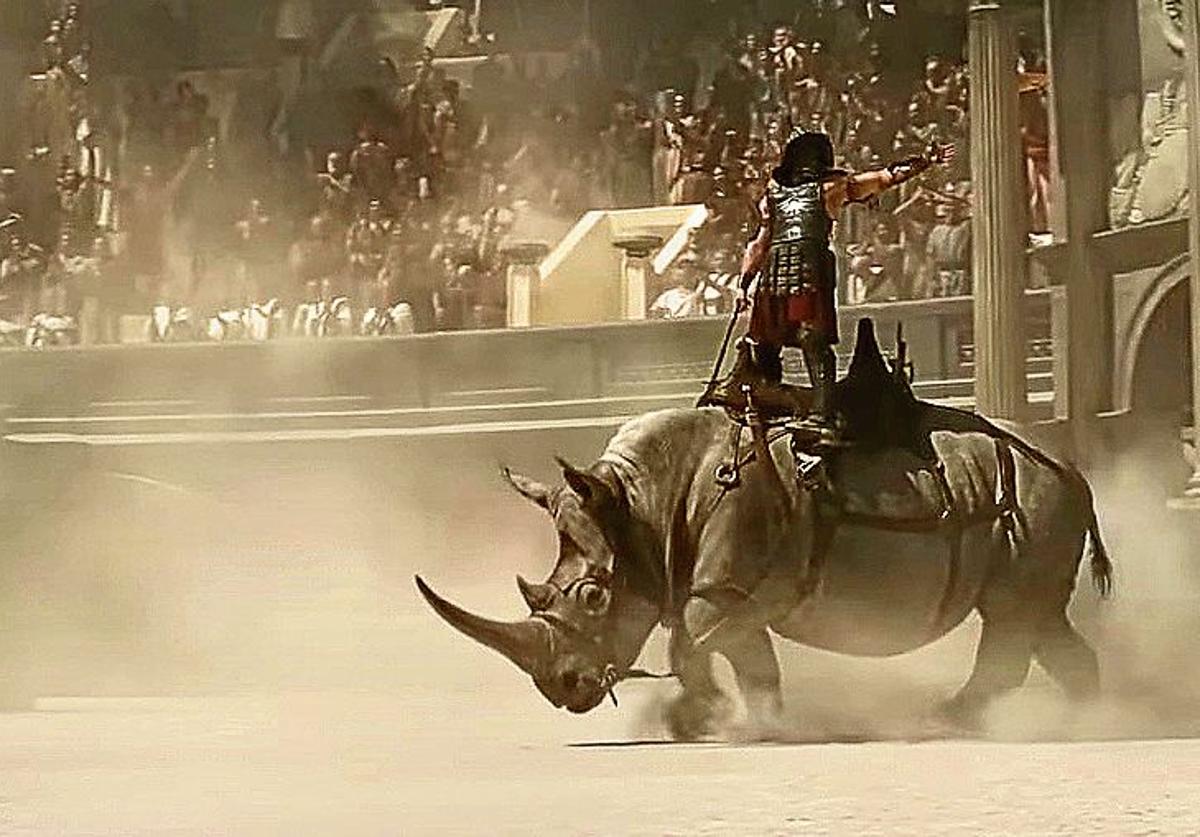 Un gladiador cabalga un rinoceronte en una escena de 'Gladiator 2'.