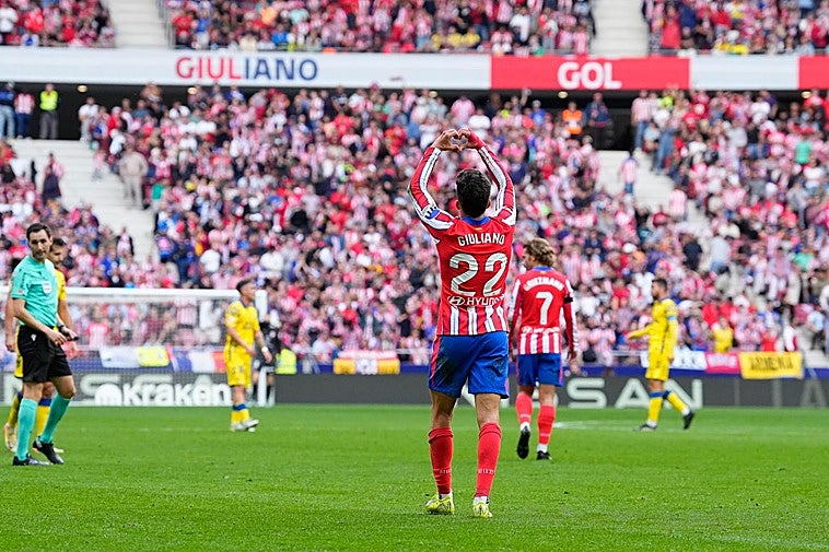 Giuliano Simeone celebra su primer gol como jugador del Atlético de Madrid.