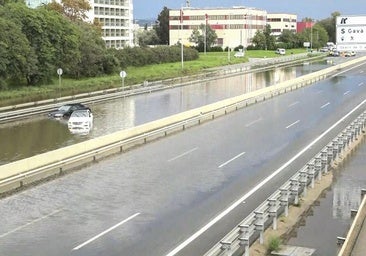 Las lluvias torrenciales dejan a Barcelona sin trenes, carreteras inundadas y vuelos con retrasos