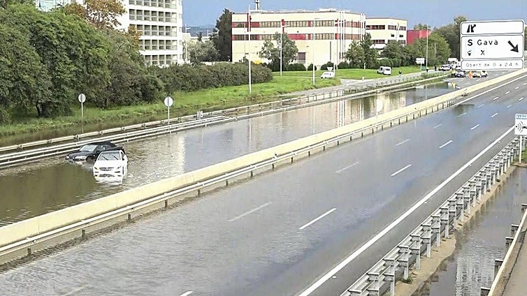 Las lluvias torrenciales paralizan Cataluña sin trenes, carreteras inundadas y vuelos con retrasos