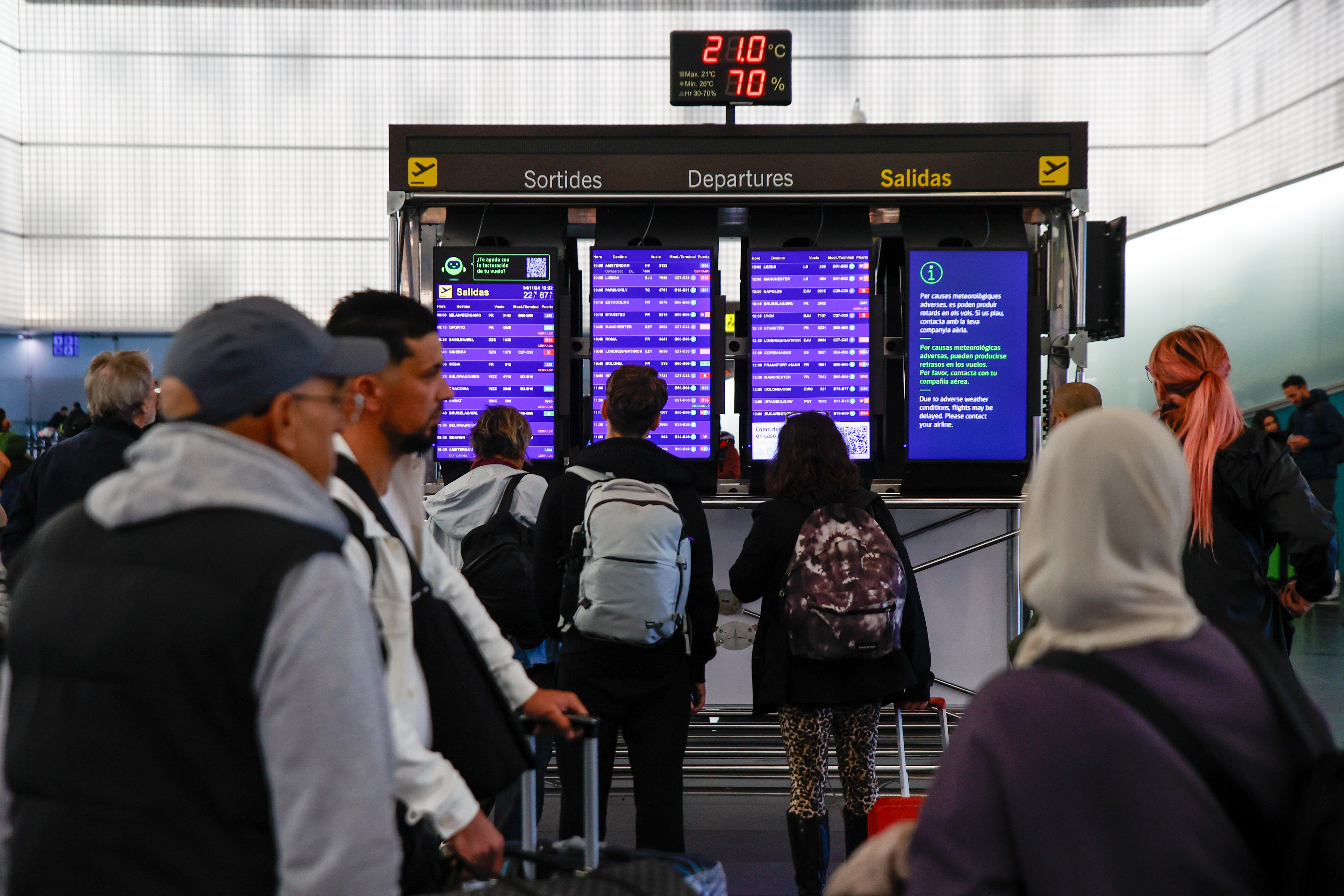 Varias personas en el aeropuerto de Barcelona-El Prat