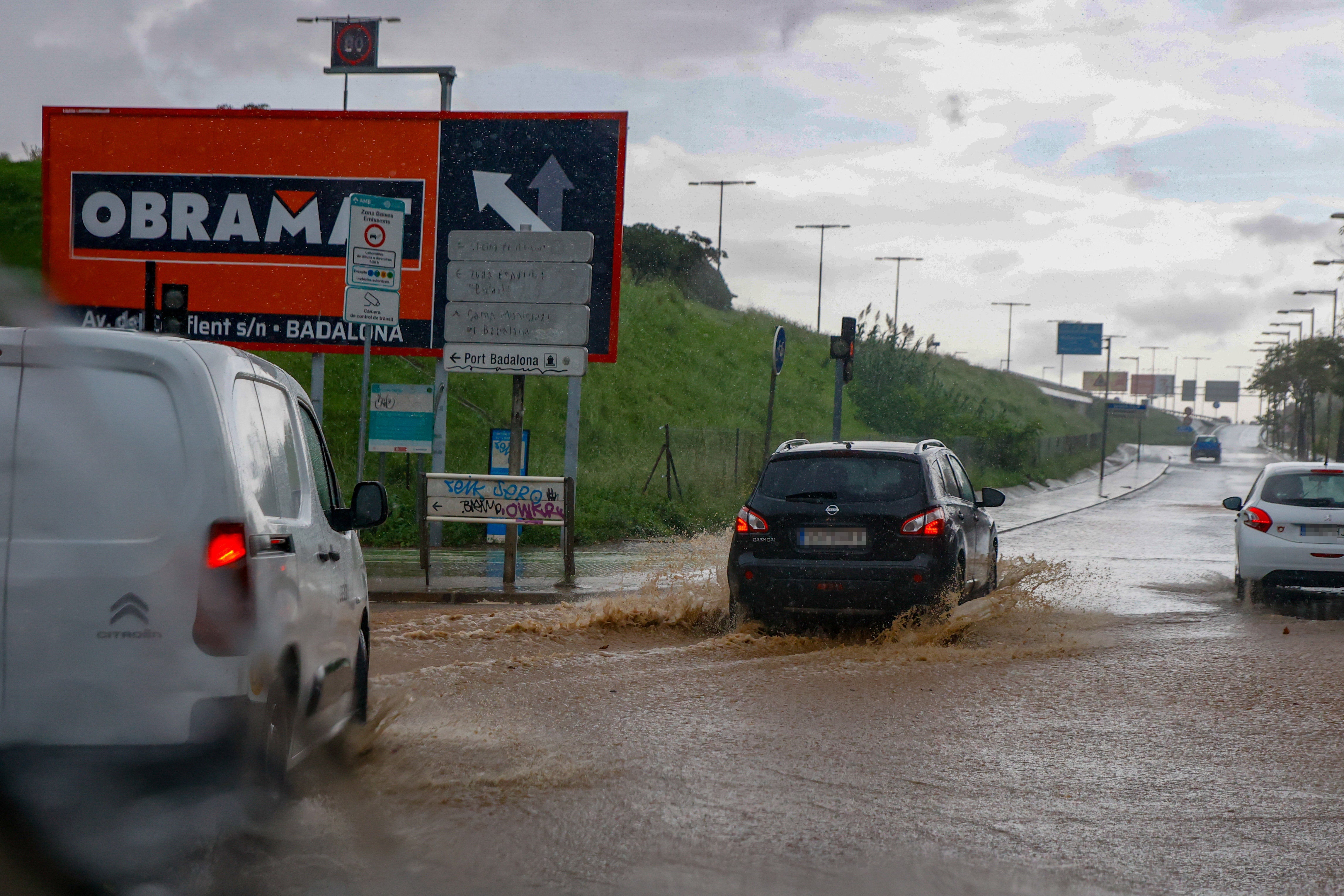 Vehículos circulan por la lluvia, a 4 de noviembre de 2024, en Badalona, Barcelona