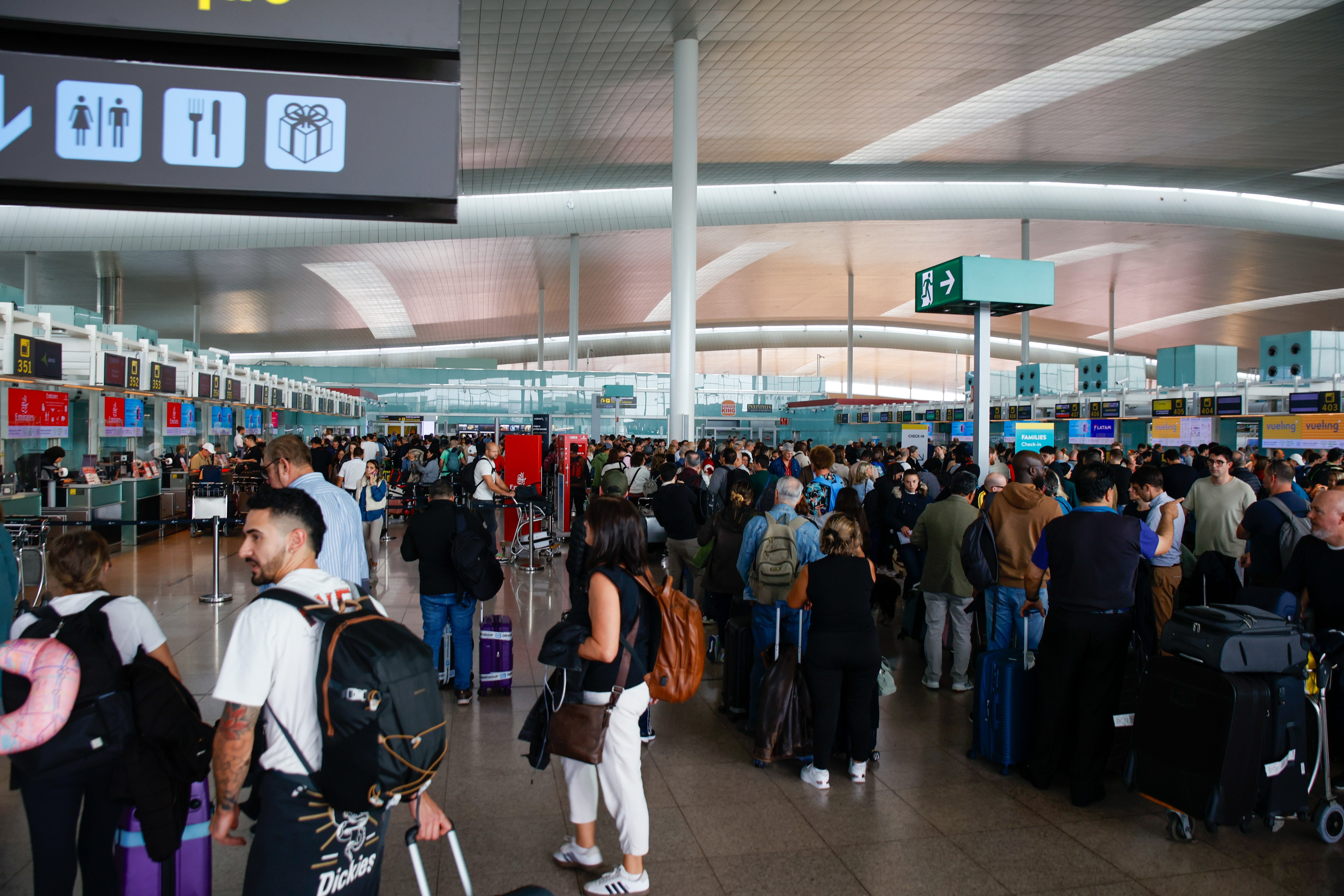 Decenas de personas en el aeropuerto de Barcelona-El Prat