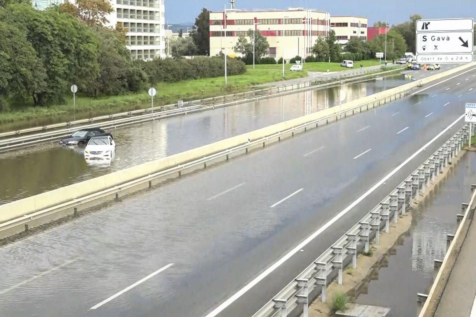 Cortada la C-32 en Castelldefels por inundación de la calzada