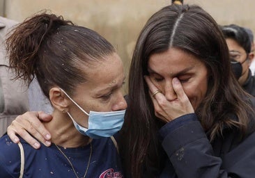 Alicia, la joven que abrazó a la reina en Paiporta: «Repetía una y otra vez 'lo siento' y lloraba»