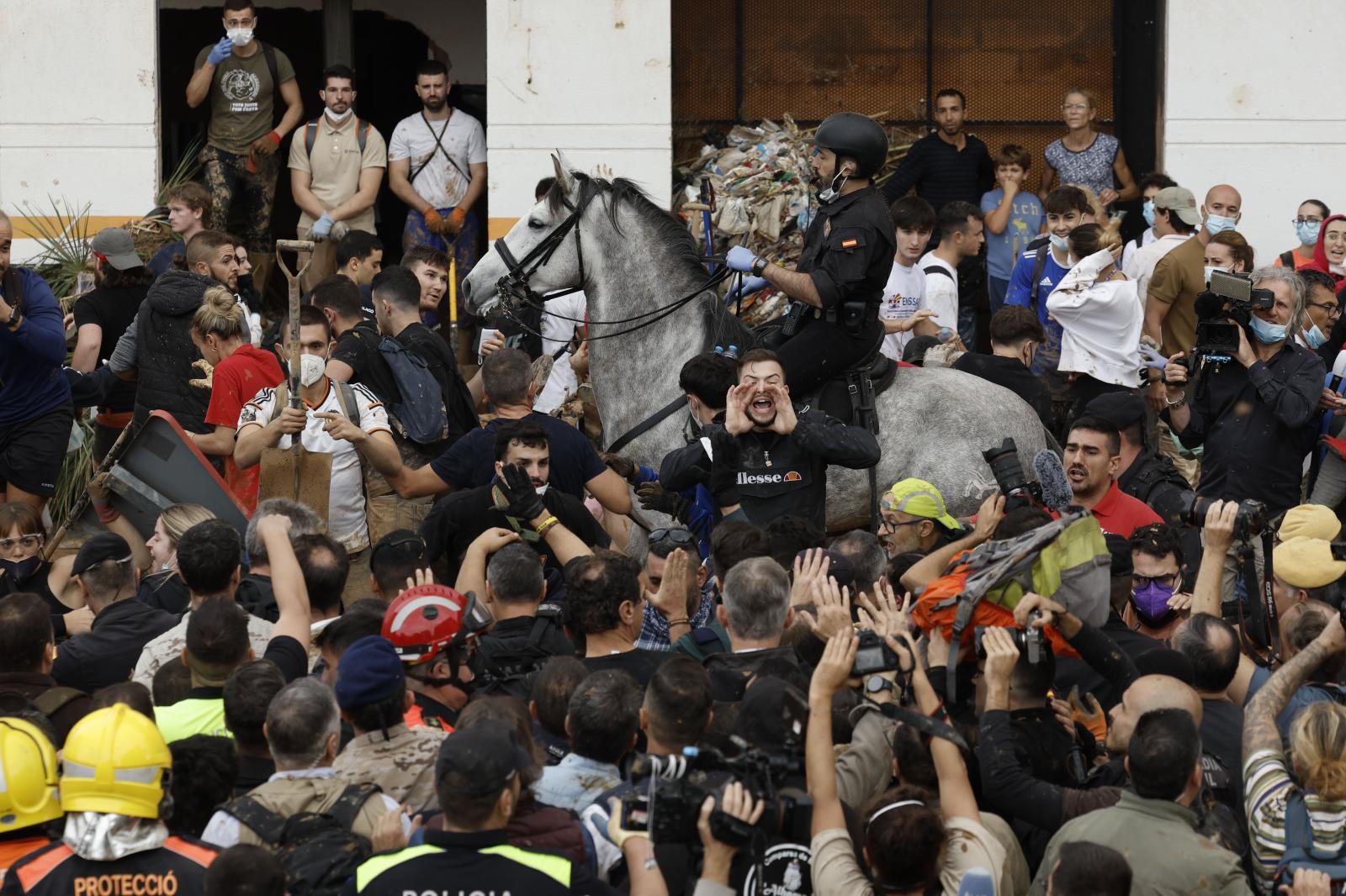 Insultos y lanzamiento de barro a la comitiva de los reyes al llegar al centro de Paiporta