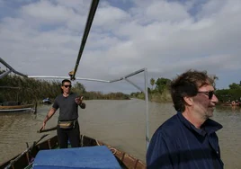 Iván, al fondo, al timón de su embarcación en La Albufera.