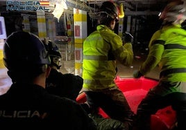 Bomberos y personal de la UNE en Bonaire.