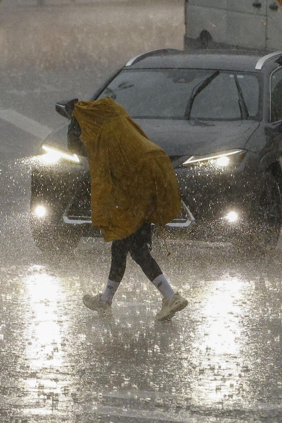 Imagen secundaria 2 - Las calles de BArcelona bajo una tremenda lluvia y el servicio de Rodalies suspendido.