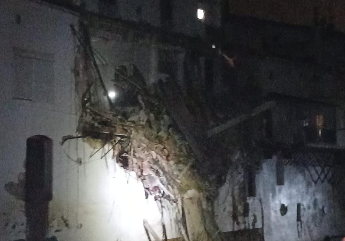 Un edificio de Chiva se derrumba en plena noche sobre el barranco