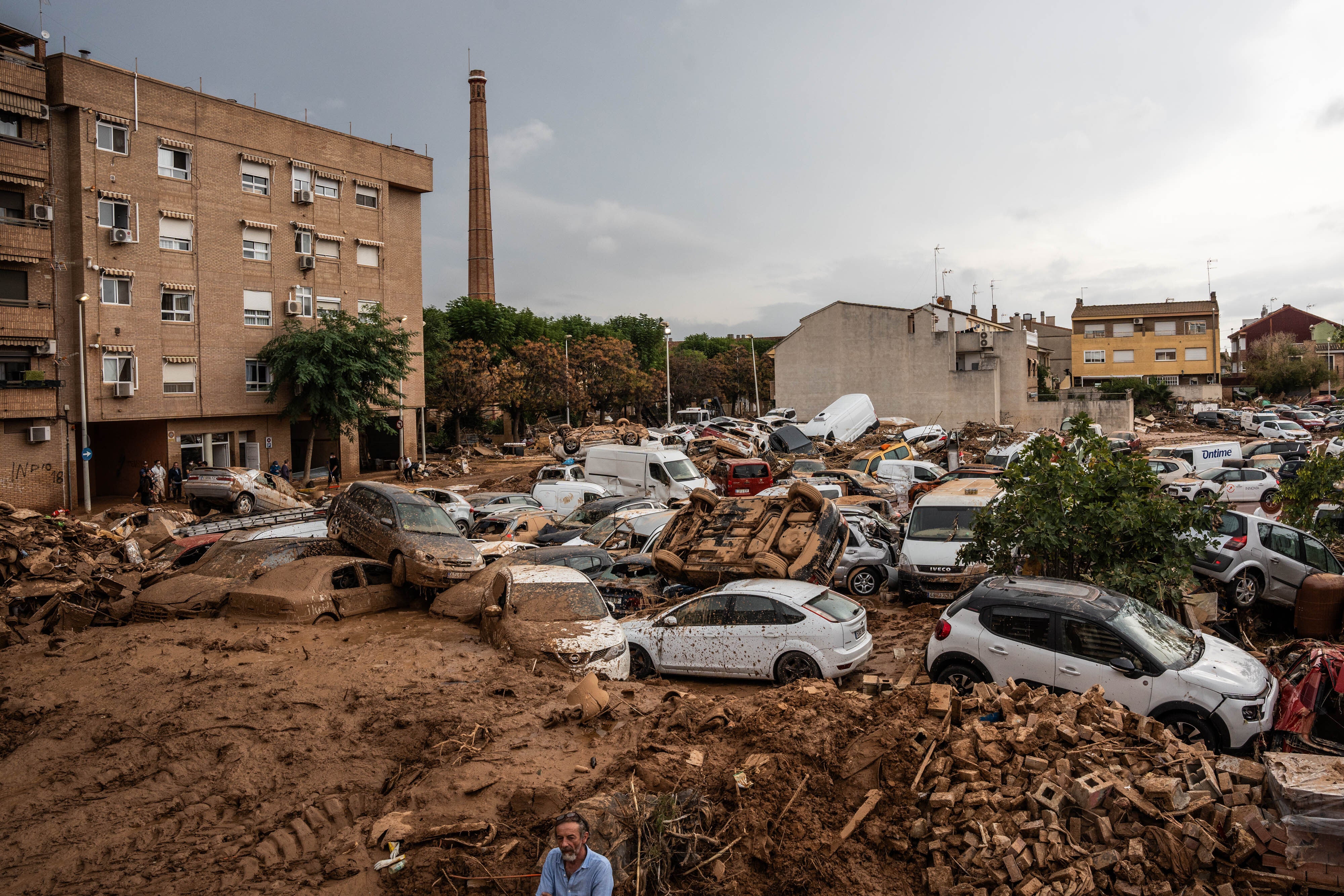 Coches amontonados tras el paso de la DANA en la localidad de Paiporta