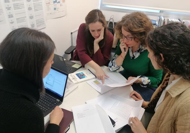 Equipo de trabajo en el Instituto del Perdón de la Universidad Francisco de Vitoria, con la directora -primera de frente por la izquierda- Clara Molinero.