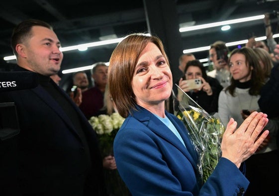 La presidenta moldava, Maia Sandu, celebra su victoria en las urnas con simpatizantes en Chisinau, la capital.