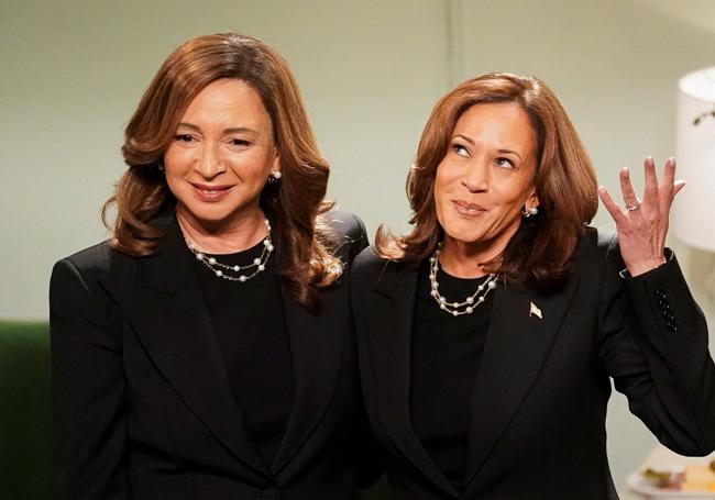 Kamala Harris junto a su imitadora, Maya Rudolph, durante su aparición en el programa 'Saturday Night Live'.