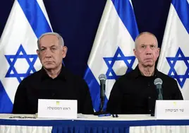 Netanyahu y Gallant asisten a una conferencia de prensa en la base militar de Kirya en Tel Aviv el 28 de octubre de 2023.