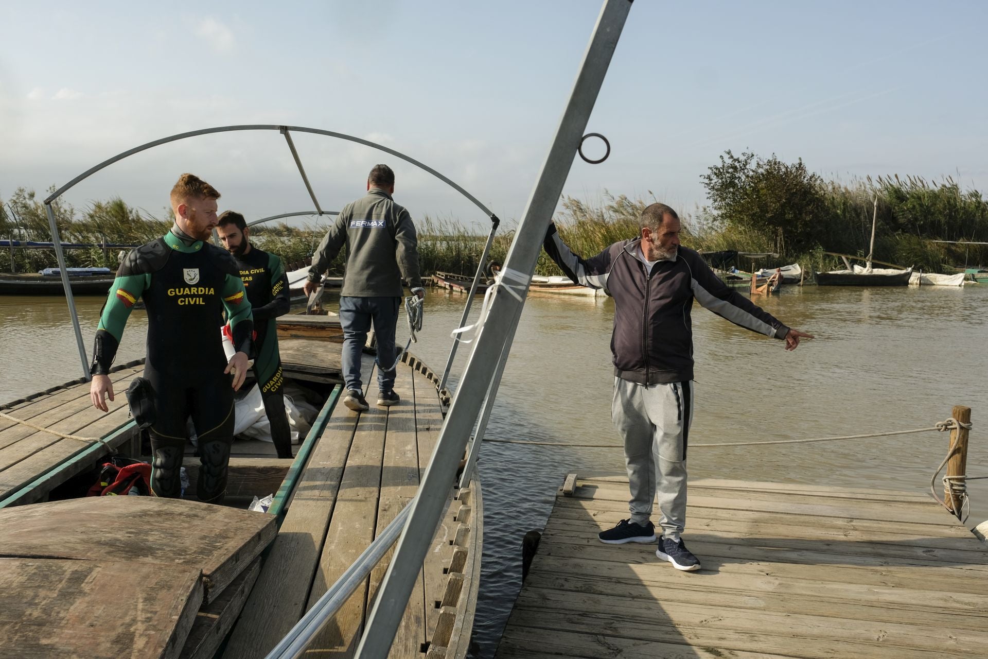 Los GEAS de la Guardia Civl llegan al embarcadero de El Palamar tras rastrear por La Albufera