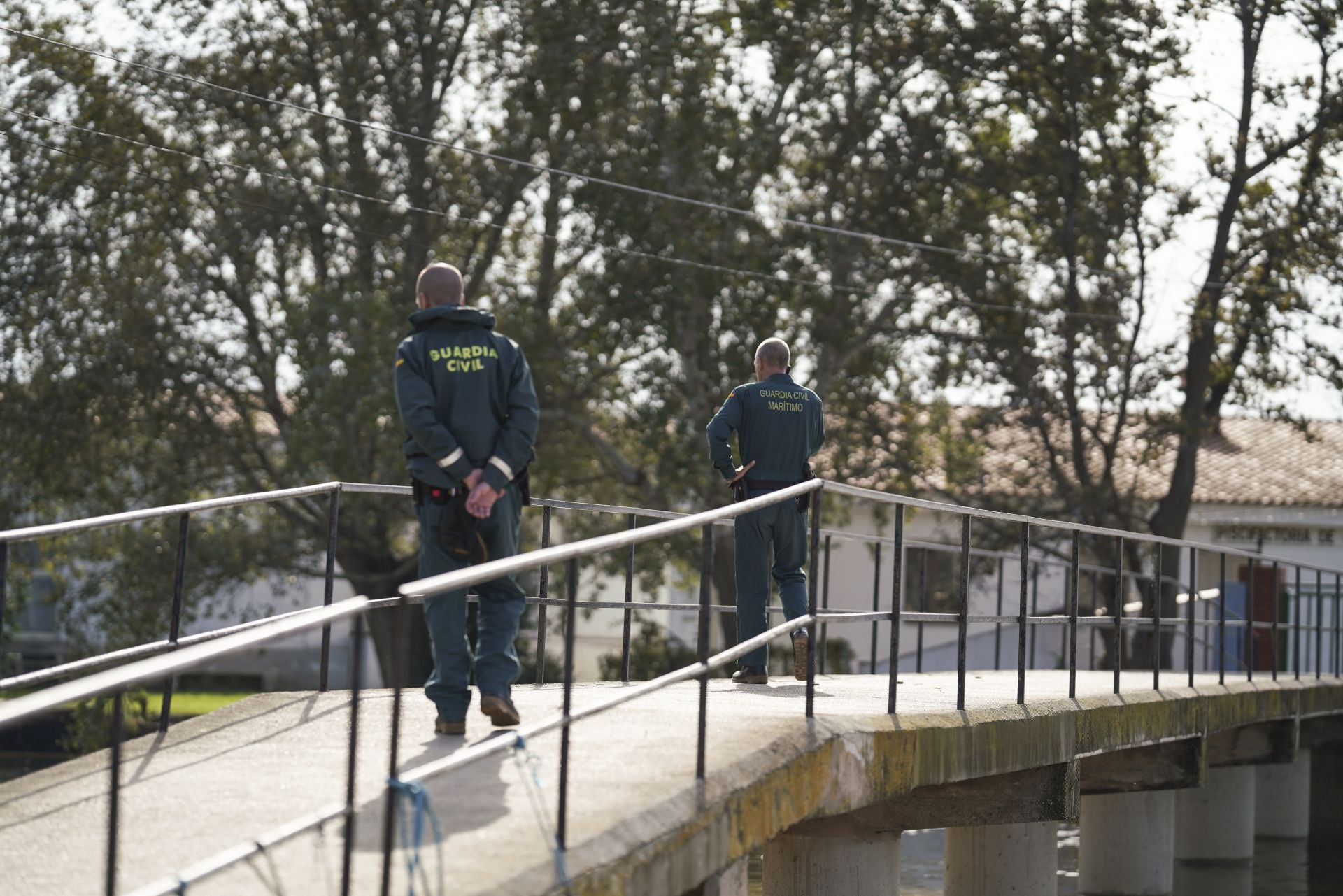 Los GEAS de la Guardia Civl llegan al embarcadero de El Palamar tras rastrear por La Albufera