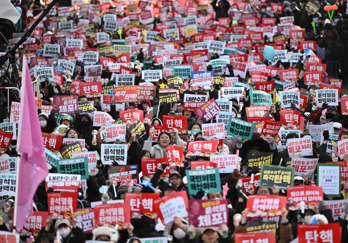 Cientos de personas protestaron este sábado frente a la sede del Parlamento.