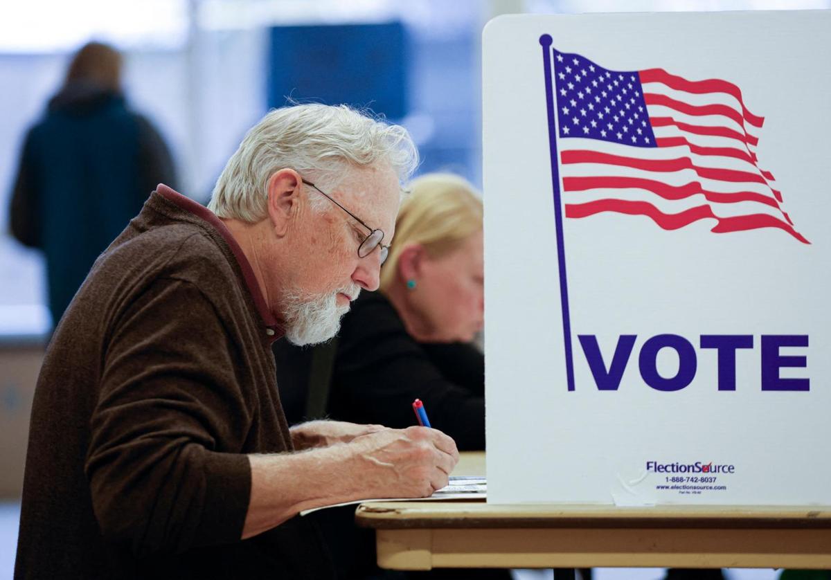 Un hombre vota en un colegio electoral en Grand Rapids, Michigan.