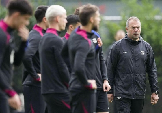 El técnico del Barcelona, Hansi Flick, dirige un entrenamiento del equipo azulgrana en la Ciudad Deportiva Joan Gamper.