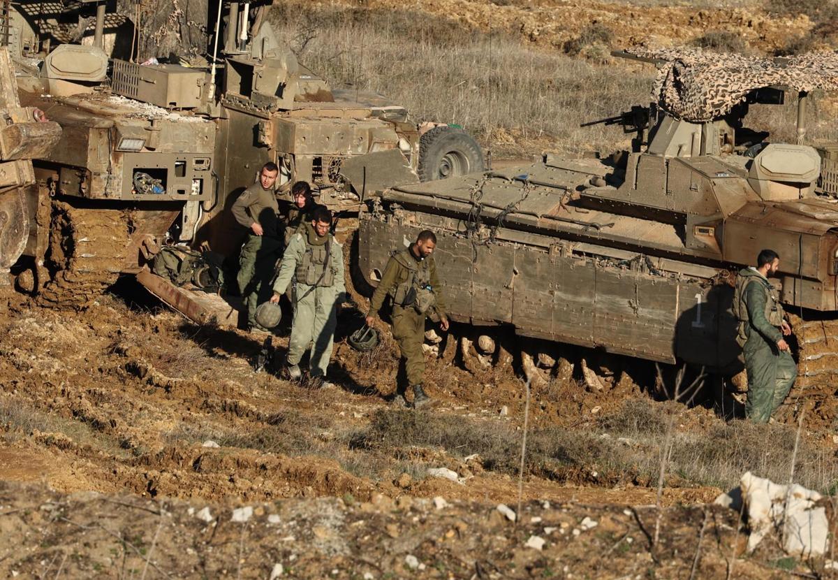 Soldados hebreos junto a sus vehículos blindados en la frontera entre Israel y Siria, cerca de la aldea de Majdal Shams.