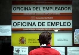 Un ciudadano frente a una oficina del SEPE.