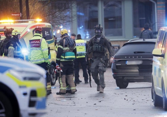 La Policía sueca acordona la escena del tiroteo en Risbergska School en Orebro, en el centro de Suecia.