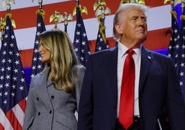 Donald y Melania Trump durante la noche electoral tras confirmar su ventaja sobre los demócratas.