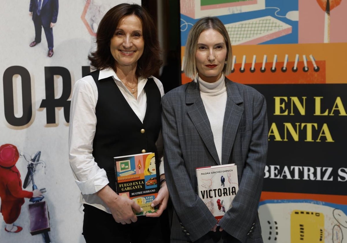 Las escritoras Paloma Sánchez-Garnica (i) y Beatriz Serrano.