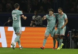 Nahuel Molina (d), junto a Julián Álvarez, tras marcar el gol del empate.