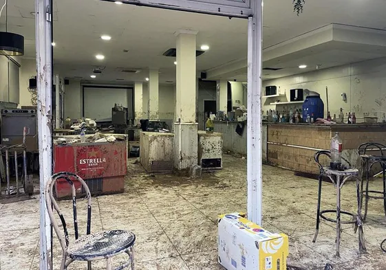 Estado del interior de un bar en Paiporta (Valencia), destrozado tras el temporal.