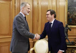 El rey Felipe saluda al presidente de la CEOE, Antonio Garamendi, en el Palacio de la Zarzuela.