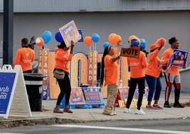 Manifestación ante el colegio electoral de la Biblioteca del Condado de Fulton, en Atlanta.