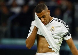 Kylian Mbappé se retira cariacontecido tras el Real Madrid-Milan.