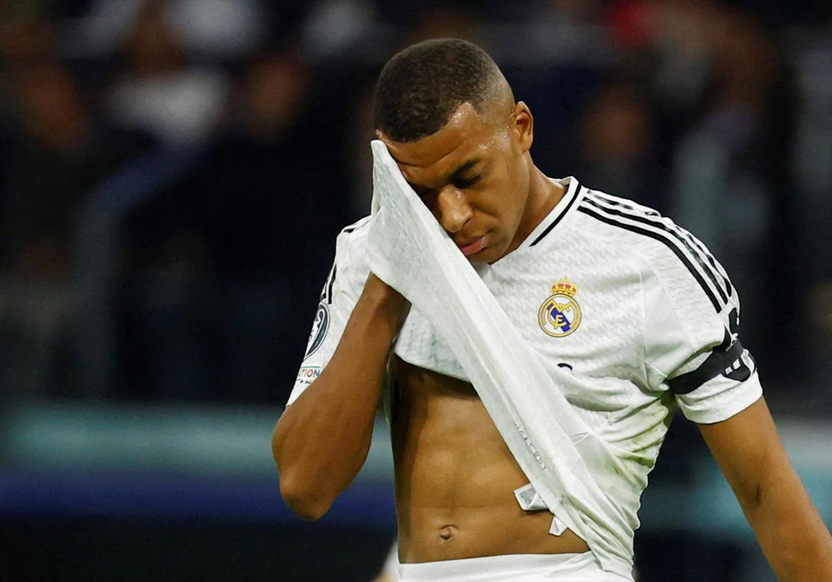 Kylian Mbappé se retira cariacontecido tras el Real Madrid-Milan.