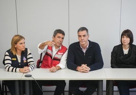 La delegada del Gobierno en la Comunitat Valenciana, Pilar Bernabé; el presidente de la Generalitat valenciana, Carlos Mazón; el presidente del Gobierno, Pedro Sánchez y la ministra de Ciencia e Innovación, Diana Morant, durante una reunión en el Centro de Coordinación Operativo Integrado (CECOPI) de la Comunitat Valenciana