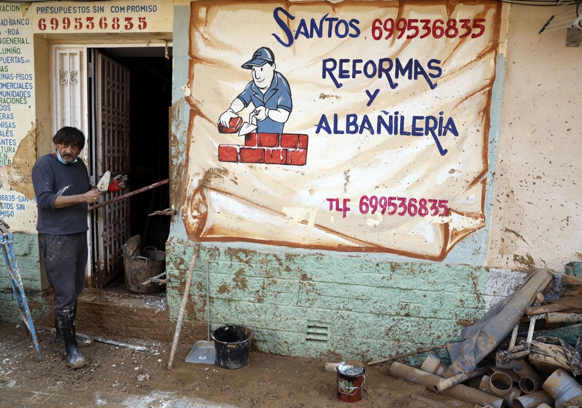 Santos Sánchez, a la puerta de su local en Parque Alcosa, un barrio de Alfafar (Valencia).