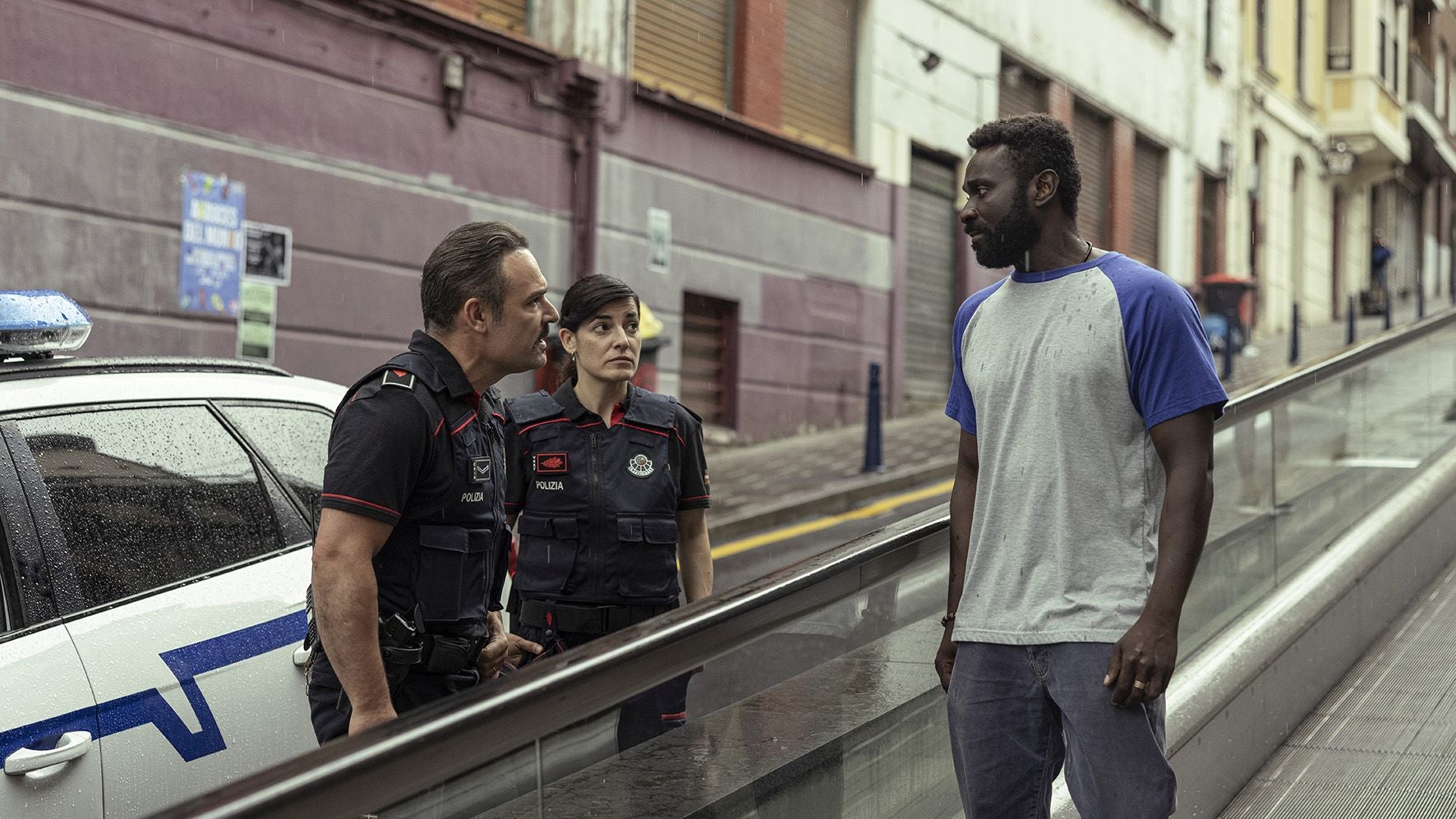 Malcolm Treviño-Sitté, como Mahamoud Touré, en un fotograma de la serie.