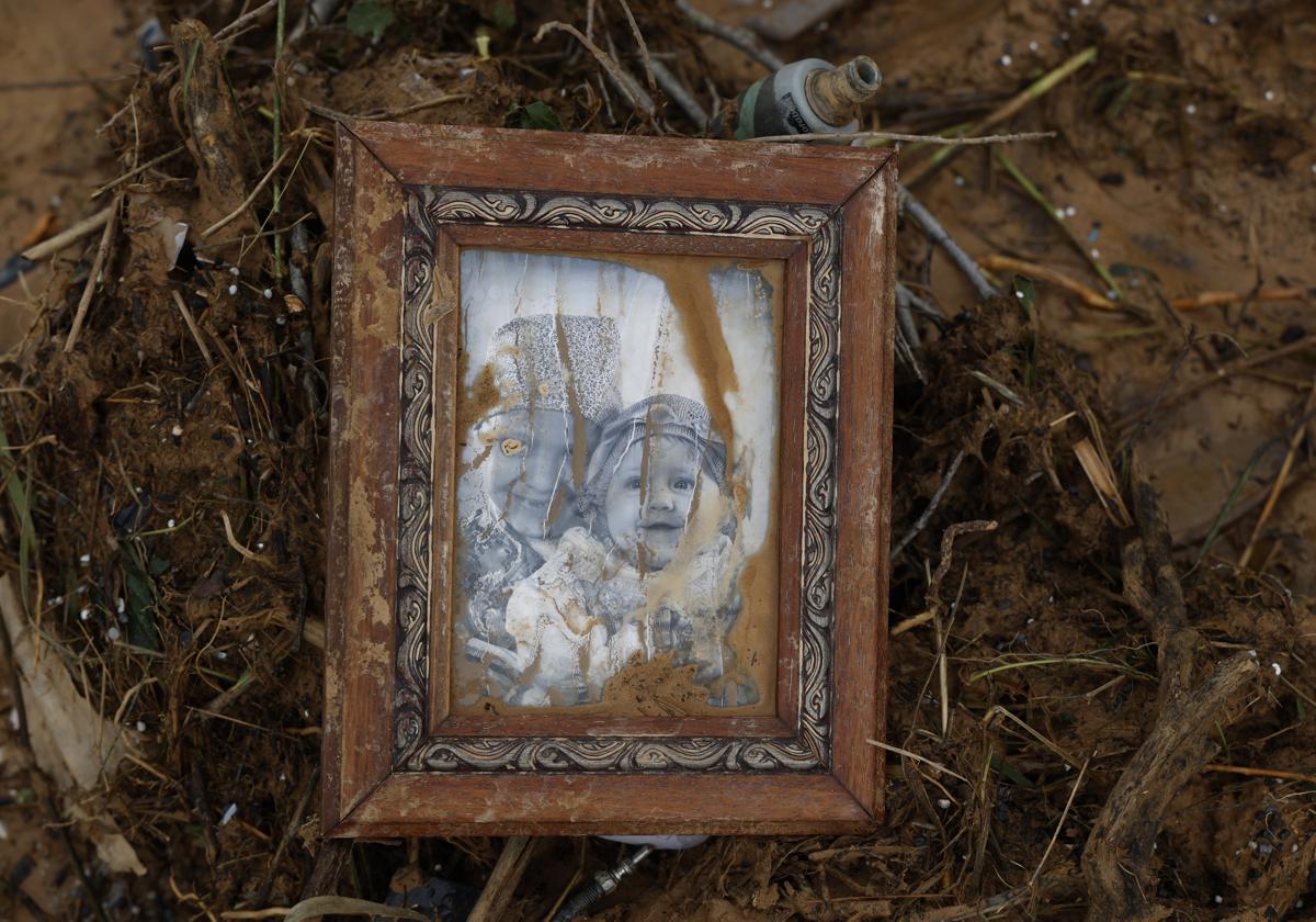 Una fotografía enmarcada descubierta entre los destrozos causados por la DANA.