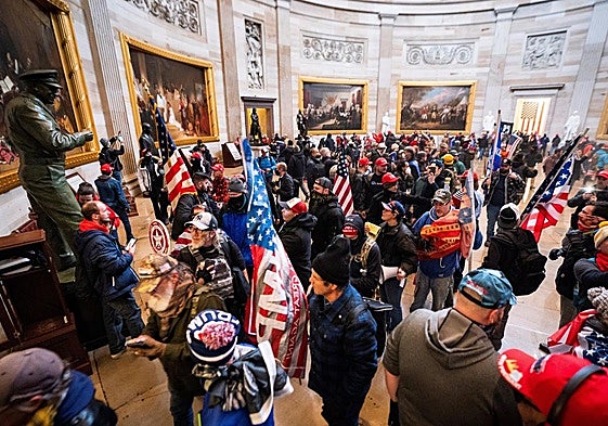 Partidarios de Trump, dentro del Capitolio el 6 de enero de 2021.