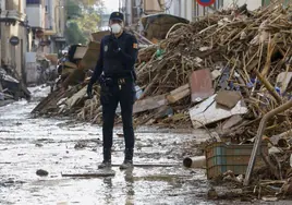 Un policía en una calle de Catarroja.