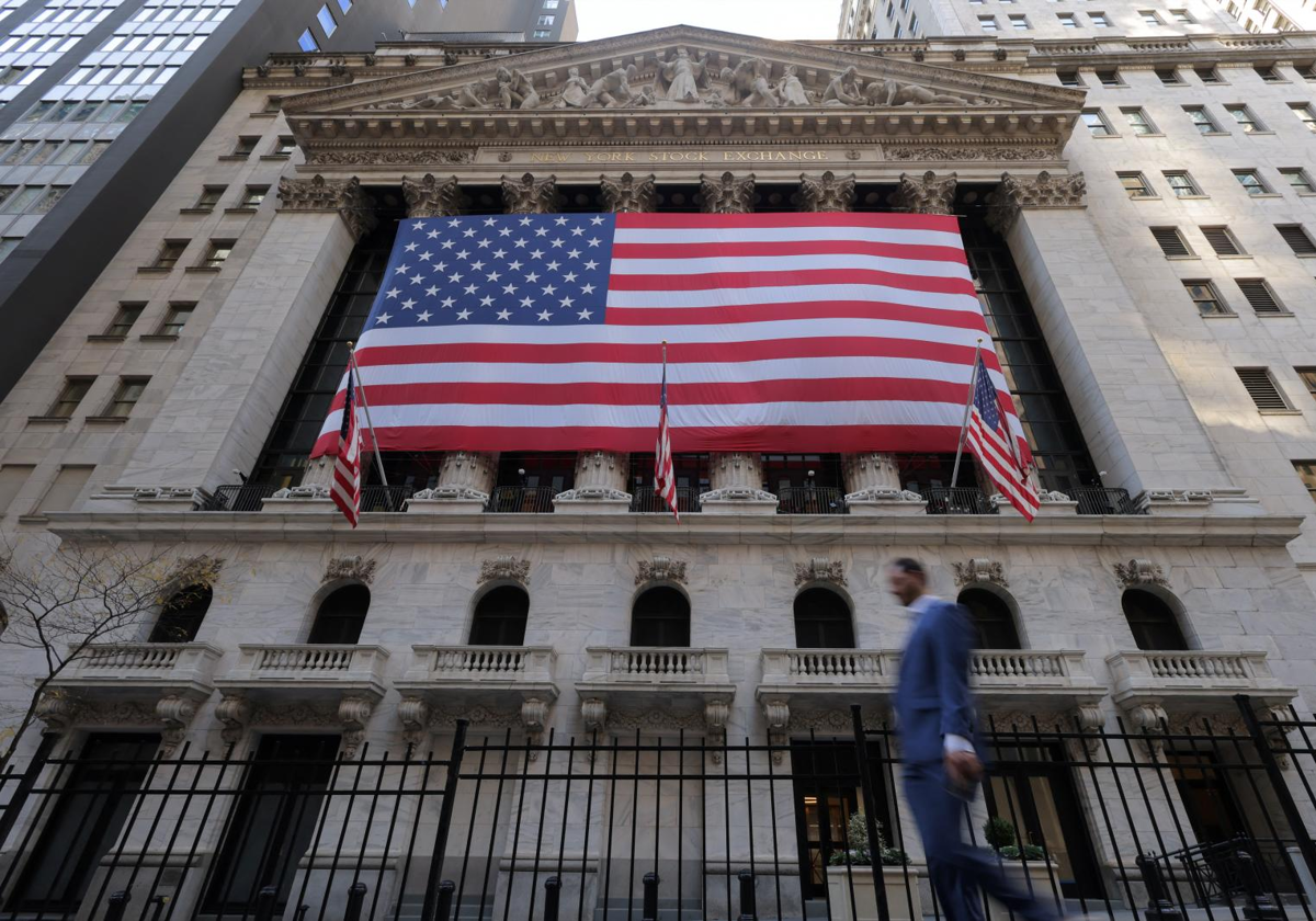 Fachada de un edificio con la bandera de Estados Unidos