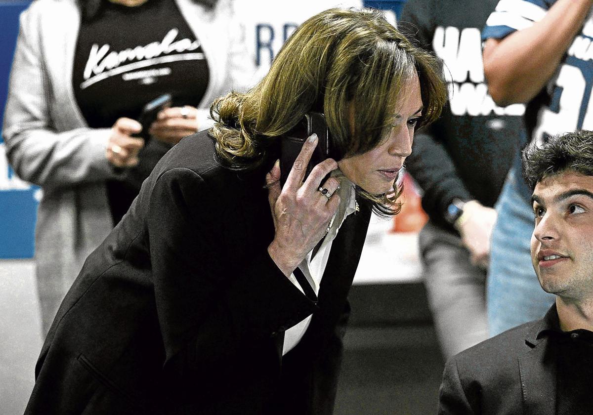 Kamala Harris atiende una llamada en el cuartel general de su candidatura en Washington.