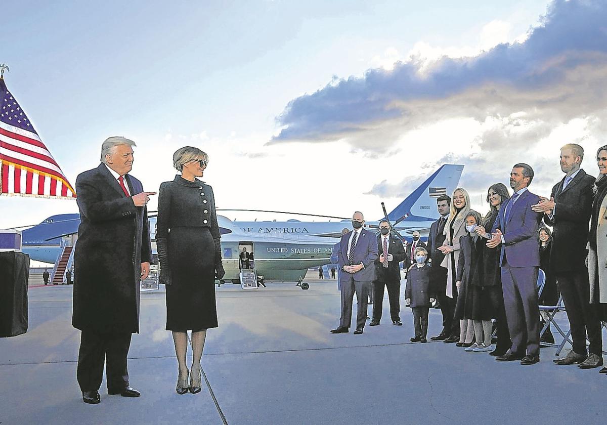 Donald y Melania Trump saludan en el aeropuerto a gran parte de su familia el día que abandonaron la Casa Blanca al término de su anterior mandato, el 20 de enero de 2021.